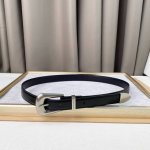 Ysl小牛皮皮革双扣窄款腰带 双扣腰带，镌刻Saint Laurent Paris标志。 牛皮革 尺寸：2.5Cm 金色金属配件 可调节搭扣开合设计