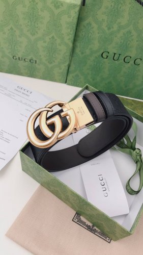 Gucci双面腰带，一侧为Gucci Signature皮革，反面一侧为单色皮革。配以Interlocking G带扣。3.7Cm宽