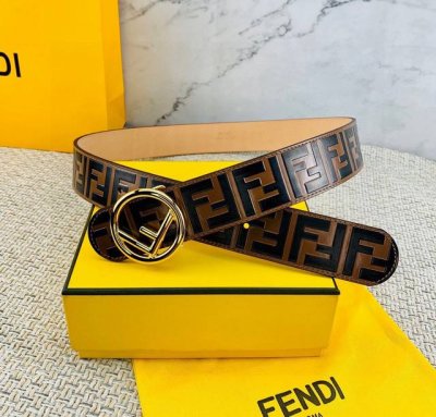 fendl 芬迪 专柜同款 宽40Mm 标志造型宽皮带 钉扣式带扣 棕色小牛皮制成 印有浮雕手绘黑色与棕色 Ff 图案 镀金表面金属制品 品质保证