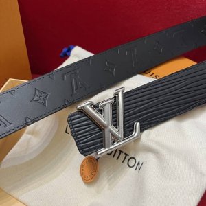 男士新款腰带 宽度4Cm 一面采用特大水波纹小牛皮质感纹理 进口原厂皮原汁原味 另一面小牛皮则饰有压花图案 双面用 标志性精致搭扣 做工考究 真材实料 无忧售后