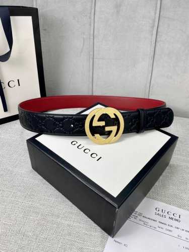 带宽4.0Cm Gucci 互扣式双G腰带，采用热压印技术的Gucci Signature皮革精制而成，巧妙搭配枣红色头层牛皮 触感厚实，印花图案清晰分明。五金