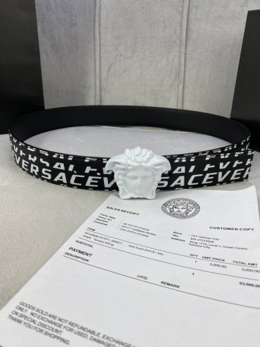 宽度4.0Cm Versace范思哲此款Palazzo腰带采用牛皮革面料制作，并饰有Le Pop Classique图案印花和标志性的美杜莎五金配件。