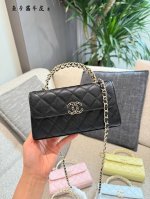 Chanel 25S交叉手柄Kelly自 这一季一定要买的Kelly国横版翻盖的设计复古又时髦、 皮穿链交错的手柄绝美了荔枝纹的皮质， 高级感满满，手感也是一级