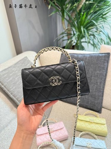 Chanel 25S交叉手柄Kelly自 这一季一定要买的Kelly国横版翻盖的设计复古又时髦、 皮穿链交错的手柄绝美了荔枝纹的皮质， 高级感满满，手感也是一级