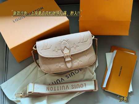 配盒 Size：25*17Cm L家 Diane 法棍手袋 新款沙色，上身更百搭松弛感拉满，秒入 配置两条肩带 今天的快乐是法棍给的！ - 点击图像关闭