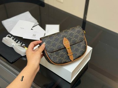 配折叠盒 Celine 新款马鞍包来噜～ 这波新款马鞍包，真的让我一眼沦陷！ 不愧是行走的法式风情教科书，背上它，瞬间Get那种Effortless的松弛感！