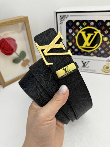 品名：Lv..路易..威登原单 材质：原单牛皮腰带 百分百头层牛皮腰带保证真皮，24K纯钢扣，专柜原单品质、做工精细，时尚大牌，送人自用首选包装： 请认准如图专