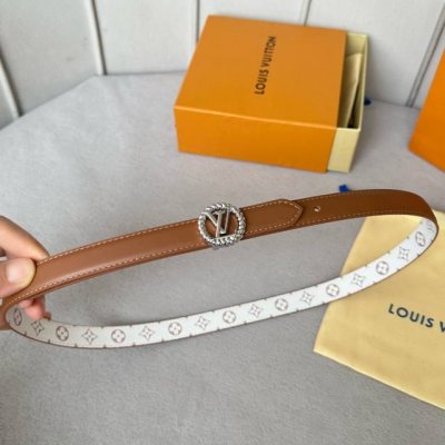 特 寬度：20mm Lv S-Lock系列 寬度20mm 驢家法國驢女士腰帶 全新風格定制帆布面料襯托細膩的進口小牛皮 全新設計搭扣 融入字母和花卉图案 与腰带