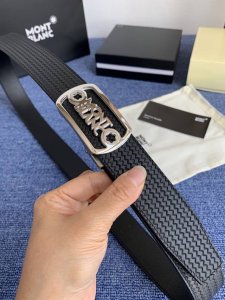 品牌 万宝龙 550100自动。 描述 双面原版皮，这款饰有带扣的腰带配以水牛皮衬里，覆以Monogram 牛皮。展现细腻的品牌特质，是牛仔裤的理想配件 字母带