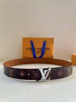 特 4.0宽 Lv Pyramide This Is Not Mng 双面腰带令 Monogram 图案沉入朦胧意境，反面衔接做旧光滑牛皮革，一展艺术气息。Lv