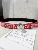 宽度4.0Cm Versace 范思哲 此款palazzo腰带采用牛皮革面料制作，并饰有le Pop Classique图案印花和标志性的美杜莎五金配件