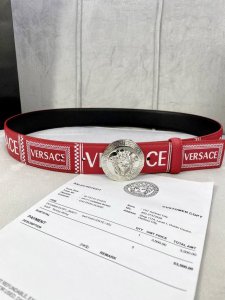 宽度4.0Cm Versace 范思哲 此款palazzo腰带采用牛皮革面料制作，并饰有le Pop Classique图案印花和标志性的美杜莎五金配件