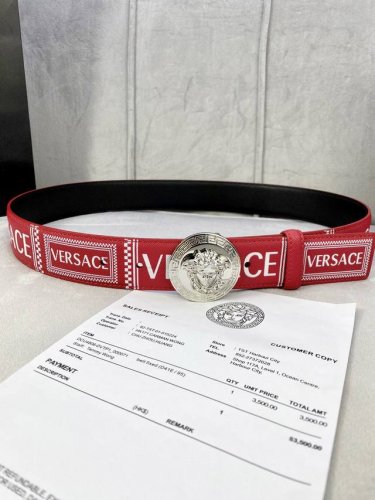 宽度4.0Cm Versace 范思哲 此款palazzo腰带采用牛皮革面料制作，并饰有le Pop Classique图案印花和标志性的美杜莎五金配件