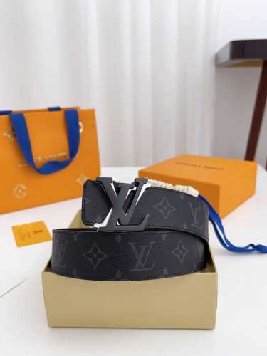 Lv 宽度4.0Cm 原厂防水面料搭配头层小牛皮，双面可用，最新设计。 扣头多款可搭配， A类精抛扣头。烤漆扣避免磕碰 码数；100-125Cm 包装：全套包装