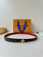 本款 2.0宽 Lv Iconic 腰带令传统元素焕现摩登魅力 纤细尺寸可穿过束带圈或单独收拢腰线 Iconic 搭扣流露优雅格调 双面设计实现更多造型可能一面
