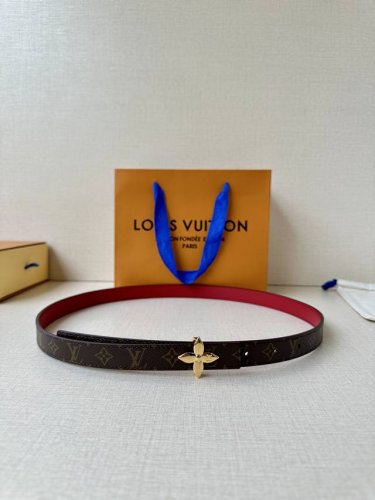 本款 2.0宽 Lv Iconic 腰带令传统元素焕现摩登魅力 纤细尺寸可穿过束带圈或单独收拢腰线 Iconic 搭扣流露优雅格调 双面设计实现更多造型可能一面
