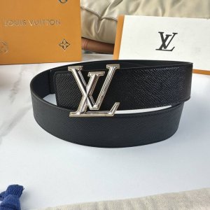 原版包裝 L0Uis Vuitt0N 專櫃最新升級版本 寬度40Mm 原廠小牛皮手掌紋內襯 進口柔軟小牛皮底 搭配新型字母搭扣 百搭易襯！