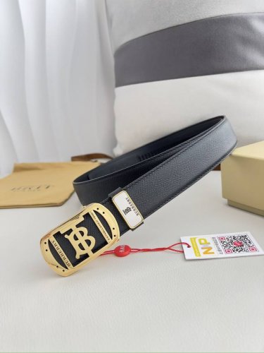 品名：巴宝莉.Burberry 腰带自动带 皮带 型号：自动扣，纯钢材质自动扣，自动带身，双面头层牛皮 材料：百分百头层牛皮，保证真皮。24K纯钢扣专柜同等质量