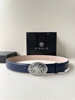 宽度：4.0Cm 范思哲 此款椭圆五金配件、腰带饰有标志性的Versace美杜莎头像扣，彰显品牌格调。是一款精美的衣橱必备单品。
