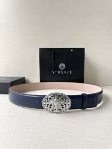 宽度：4.0Cm 范思哲 此款椭圆五金配件、腰带饰有标志性的Versace美杜莎头像扣，彰显品牌格调。是一款精美的衣橱必备单品。