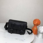 Bv编织邮差包爆款单品，此款邮差包采用纯手工编织制作而成柔软的进口打蜡小牛皮滚边使方形廓形别具魅力，低调实用皮质越用越油亮等特点款号：819#，颜色：黑色，规格