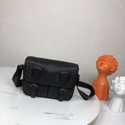 Bv编织邮差包爆款单品，此款邮差包采用纯手工编织制作而成柔软的进口打蜡小牛皮滚边使方形廓形别具魅力，低调实用皮质越用越油亮等特点款号：819#，颜色：黑色，规格
