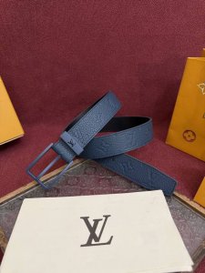 3.5针扣新款 Lv 腰带出自 2025新款压字母Monogram 花卉，展现西部牛仔的灵感启发。双重缝线穿梭于皮革内外两侧，成就多种造型可能！