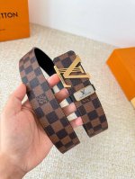 品名： Lv..路易..威登腰带皮带原单 型号：挂扣，经典纯钢材质挂扣，头层牛皮，图片实物拍摄 材料：头层牛皮，挂扣系列，纯钢材质扣头，钯镀电镀工艺永不掉色。原