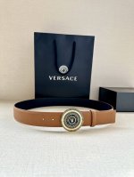 特 宽度3.8Cm Versace Jeans Couture 牛皮革V-Emblem板扣式皮带、饰有La Greca彰显个性设计。该铆钉腰带饰有La Grec