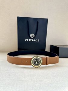特 宽度3.8Cm Versace Jeans Couture 牛皮革V-Emblem板扣式皮带、饰有La Greca彰显个性设计。该铆钉腰带饰有La Grec