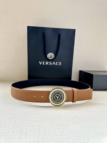特 宽度3.8Cm Versace Jeans Couture 牛皮革V-Emblem板扣式皮带、饰有La Greca彰显个性设计。该铆钉腰带饰有La Grec
