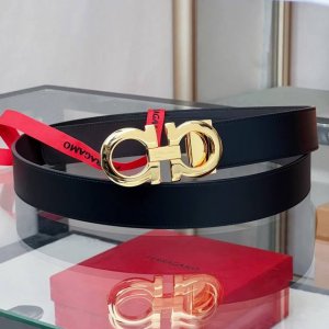 特 P160 。双面可调式Gancini皮带 这款皮带优雅奢华，是令人过目难忘的Ferragamo经典之作。采用天然纹理牛皮制成，呈现清晰粒纹饰面，钌灰色Gan