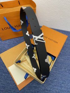 品牌Lv 3.0Cm 描述这款饰有Lv带扣的腰带配以水牛皮衬里，覆以Monogram 牛皮。展现细腻的品牌特质，是牛仔裤的理想配件 Lv字母带扣 Monogra