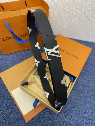品牌Lv 3.0Cm 描述这款饰有Lv带扣的腰带配以水牛皮衬里，覆以Monogram 牛皮。展现细腻的品牌特质，是牛仔裤的理想配件 Lv字母带扣 Monogra