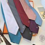 爱马仕男士新款领带系列，稀有H家每年都有一千条不同印花的领带面世，从最初的多以几何图案表现骑术活动为主，到如今的款式则丰富得多，以活泼的动物或日常生活 事物为主