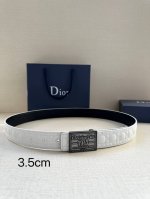 宽度3.5Cm 这款 35 毫米双面腰带结合典雅气质与摩登风范。一面采用黑色 Kumo 藤格纹皮革，重新演绎经典图案，另一面采用同色调光滑牛皮革，彰显 Dior