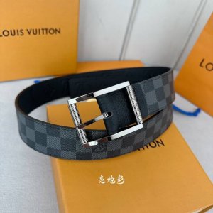 驢家新品 Nigo新品限量版 專櫃有售新品男士系列 一面專櫃定制面料 一面原廠荔枝紋小牛皮 荔枝紋牛皮有品牌壓紋 針扣款式設計搭扣 雙面用 兩種佩戴方式潮男必備