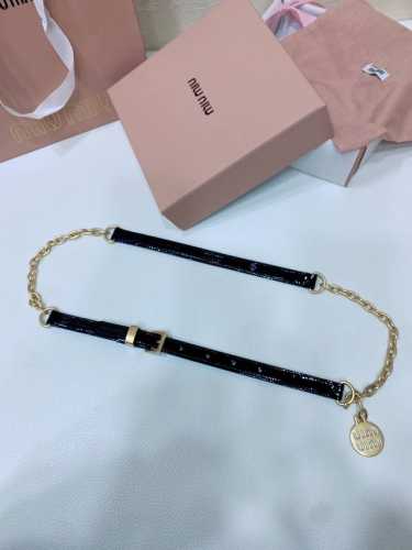 缪缪今年新元素金属腰带，颜色上非常百搭，小牛皮 搭配金属链条 Miu吊坠 低调中带有高级感，真的看不腻，这个腰带真的太适合慵懒随性的文艺女孩了 宽度1.5Cm