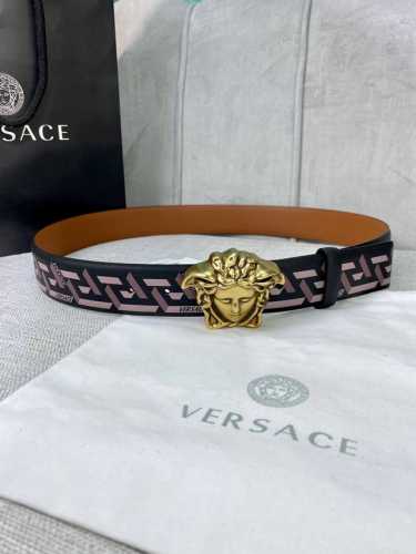 宽度4.0 Cm Versace范思哲此款经典的Versace腰带由柔软的小牛皮制成，饰有La Greca印花，并配有3D美杜莎腰带扣。