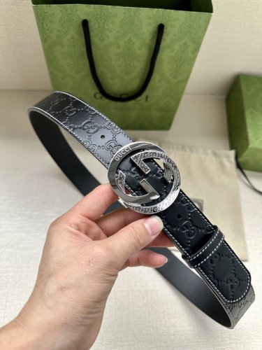 宽度4.0 Gucci 历史细节和现代元素是gucci最新系列的特点。历史的花押字硬件致敬品牌的创始人guccio Gucci。这款腰带采用黑色皮革精制而成，饰