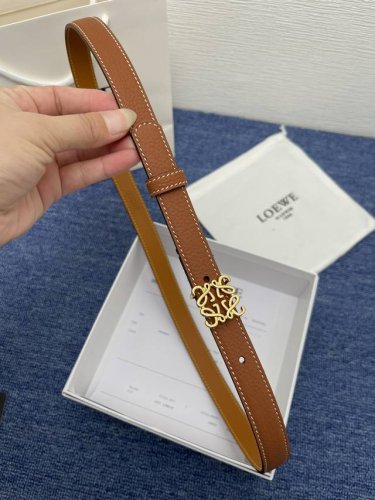 品牌罗意威 描述经典系列新品腰带，采用小牛皮材质，完美搭配手工车线，两款经典配色，可搭配商务西装或更为休闲的造型。腰带为法国尺寸，请在购买前参阅腰带尺寸指南.