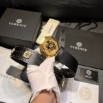 范思哲 ，宽4.0Cm 新款 此款皮带饰有水晶铆钉Greca图案，腰带环搭配Medusa五金配件，搭扣饰有雕刻Logo图案