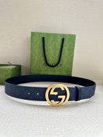 Gucci 腰带宽度3.8Cm 每一季，品牌典藏设计中的标志性元素都会吐故纳新，为经典注入新意。Guccio Gucci字母交织图案巧妙融入纹理和材质，以印花压