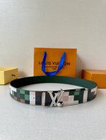 特 P180 4.0宽 Pharrell Williams 于 秋冬秀场重释经典 Lv Initiales 双面腰带，为帆布铺陈瞩目 Cowmooflage 图