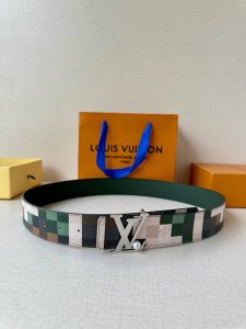特 P180 4.0宽 Pharrell Williams 于 秋冬秀场重释经典 Lv Initiales 双面腰带，为帆布铺陈瞩目 Cowmooflage 图