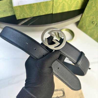 原版包裝 G U C C I 寬度40毫米 男士腰帶 這款時尚腰帶以雙面頭層小牛皮革匠心呈現，經典荔枝紋小牛皮設計 配以由精鋼金屬打造的Gucci銘牌經典雙G腰