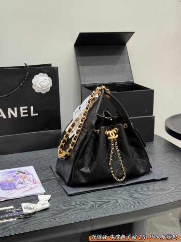 折叠礼盒 升级版牛皮鱼子酱 Chanel 香奈儿25S Hobo真绝绝子 今年香香25S系列简直美爆... 这只Hobo腋下水桶包 是个小号尺寸个人觉得比较日常