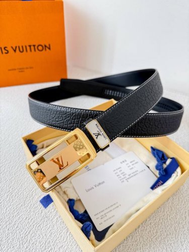 品名：Lv..路易..威登 腰带原单自动带 皮带 型号：自动扣，纯钢材质自动扣，头层牛皮自动带身，实物拍摄材料：百分百头层牛皮，保证真皮。24K纯钢扣，永不掉色
