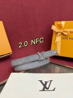 这款漂亮2.0宽度的Lv腰带是对该品牌创造力的致敬。其设计特色包括Lv Initiales扣和末端采用优雅切割的Monogram Flower形状，两者均由闪耀