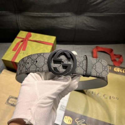 特 古奇 新款 Gg Marmont系列每一季都会推陈出新，为灵感源于70年代的标志性Gg配件注入现代精髓。这款灰色和黑色Gg Supreme帆布腰带反面采用灰